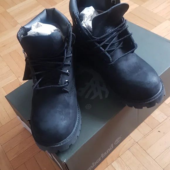 Kids gently used black timberland boot - Picture 4 of 5
